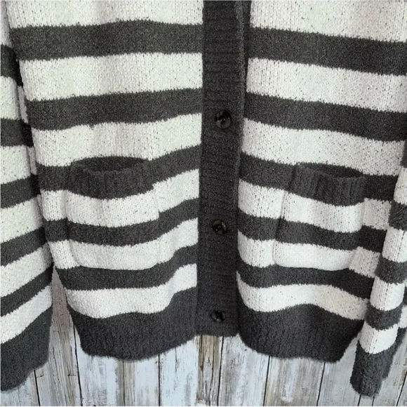 POL Jersee Plush Oversized Gray and White Striped Cardigan - Picture 3 of 6